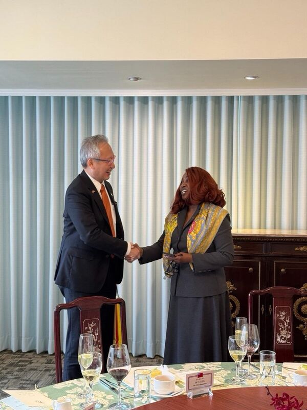El viceministro de Exteriores, Wu Chih-chung, recibe a la ministra de Tecnologías de la Información y la Comunicación de Esuatini, Savannah Maziya (Foto: CNA)