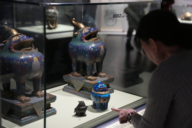 El luduan (甪端) es una criatura mítica descrita con cuerpo de león, lomo de dragón, garras de oso, escamas de pez, cola de buey y un cuerno similar al de un rinoceronte. En la imagen se aprecian dos incensarios con forma de luduan de la dinastía Qing. (Foto: CNA)