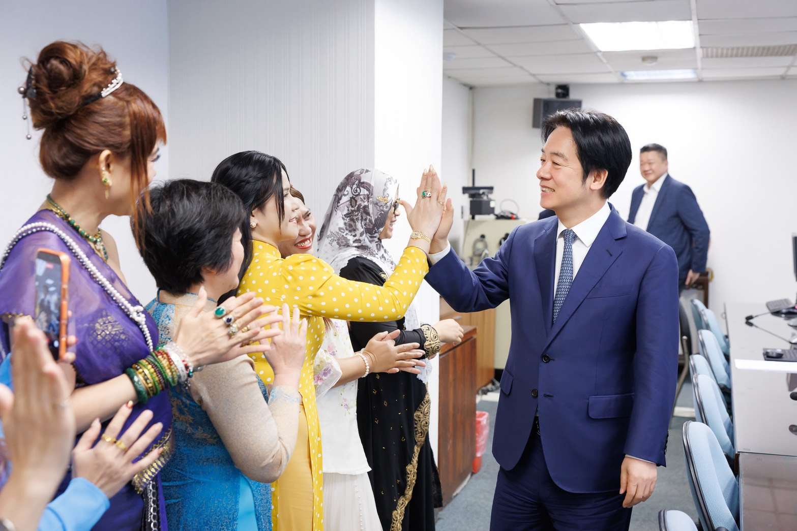 Lai Ching-te, en su calidad de líder del PDP, recibe a inmigrantes de tercera generación (Foto: PDP)