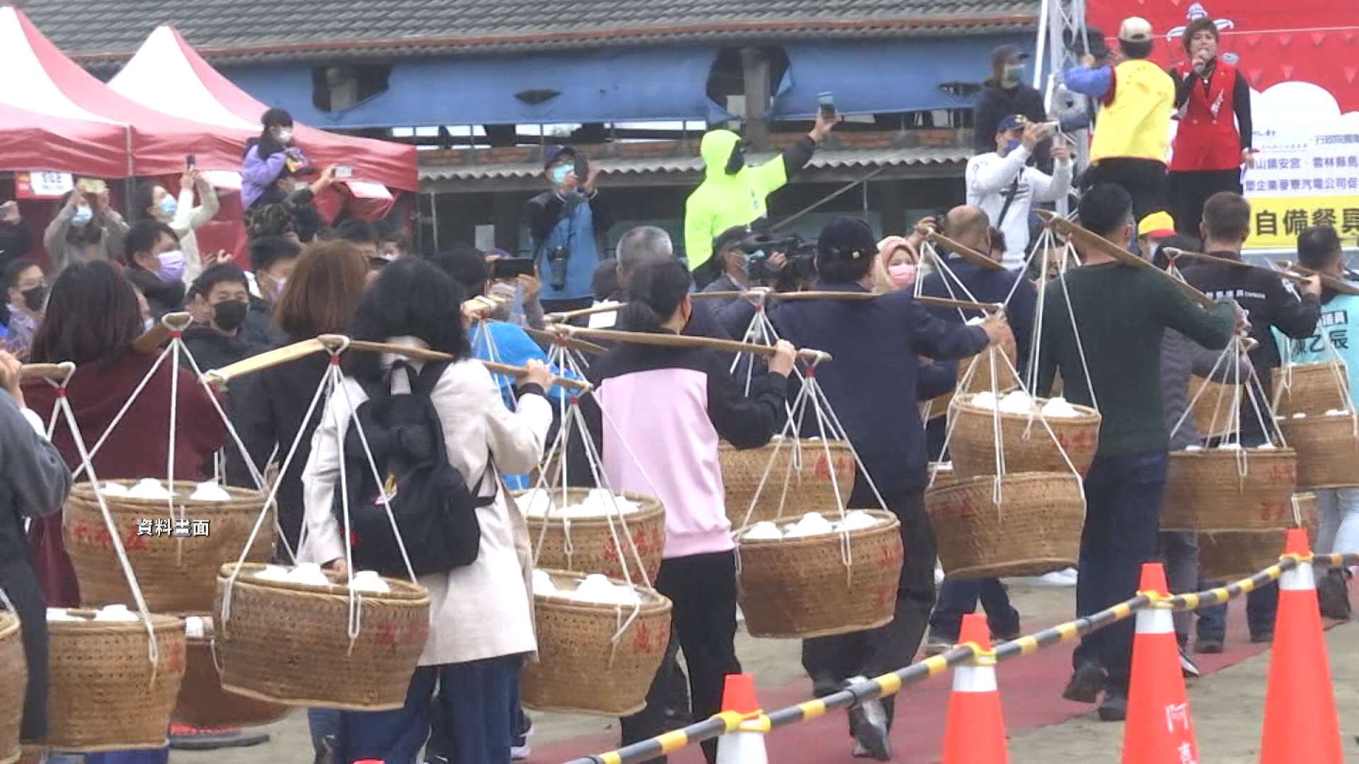 Mutitudes en Yunlin celebrando y comiendo por la paz. (Foto:CTS)