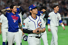 La selección taiwanesa de béisbol cayó por 0 a 13 ante Japón en su segundo partido de la fase de grupos del Mundial Clásico. En la imagen, el capitán taiwanés Chen Chieh-hsien (陳傑憲) con el dedo índice izquierdo enyesado, producto de un impacto de bola sufrido el  día anterior, jueves 5, en el juego contra Australia. (Foto: CNA)