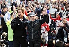 Cho Jung-tai disfruntando del béisbol con los aficionados (Foto: CNA)