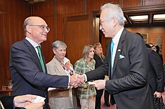 El viceministro de Exteriores, Wu Chih-chung, saluda a Mikel Legarda Uriarte, diputado del PNV, y líder de la delegación del Congreso y el Senado de España (Foto: CNA)