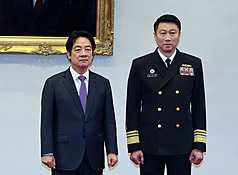 El presidente Lai Ching-te con el nuevo vicealmirante Chu Hui-min (Foto: CNA)