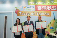 Huang Wei-che en Londres liderando la delegación de productos gastronómicos de Tainan (Foto: CNA)