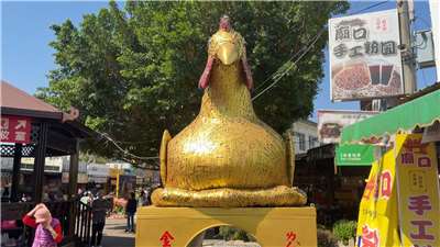 La gallina de oro en el templo Zinan de Nantou (Foto: captura de vídeo)