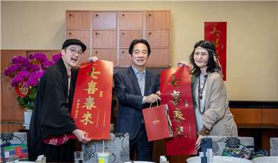 El presidente Lai Ching-te (賴清德, centro) muestra la copla de primavera repartida durante las celebraciones por el Año del Caballo: "que las siete alegrías acompañen la llegada de la primavera" (七喜春來). (Foto: Facebook del presidente Lai Ching-te)