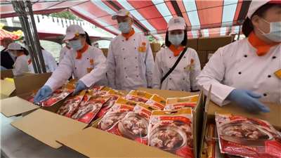 Reparto de paquetes de pollo con sésamo al vino de arroz (vino ding) en el templo de Zinan de Nantou, en el centro de Taiwán (Foto: captura de vídeo)