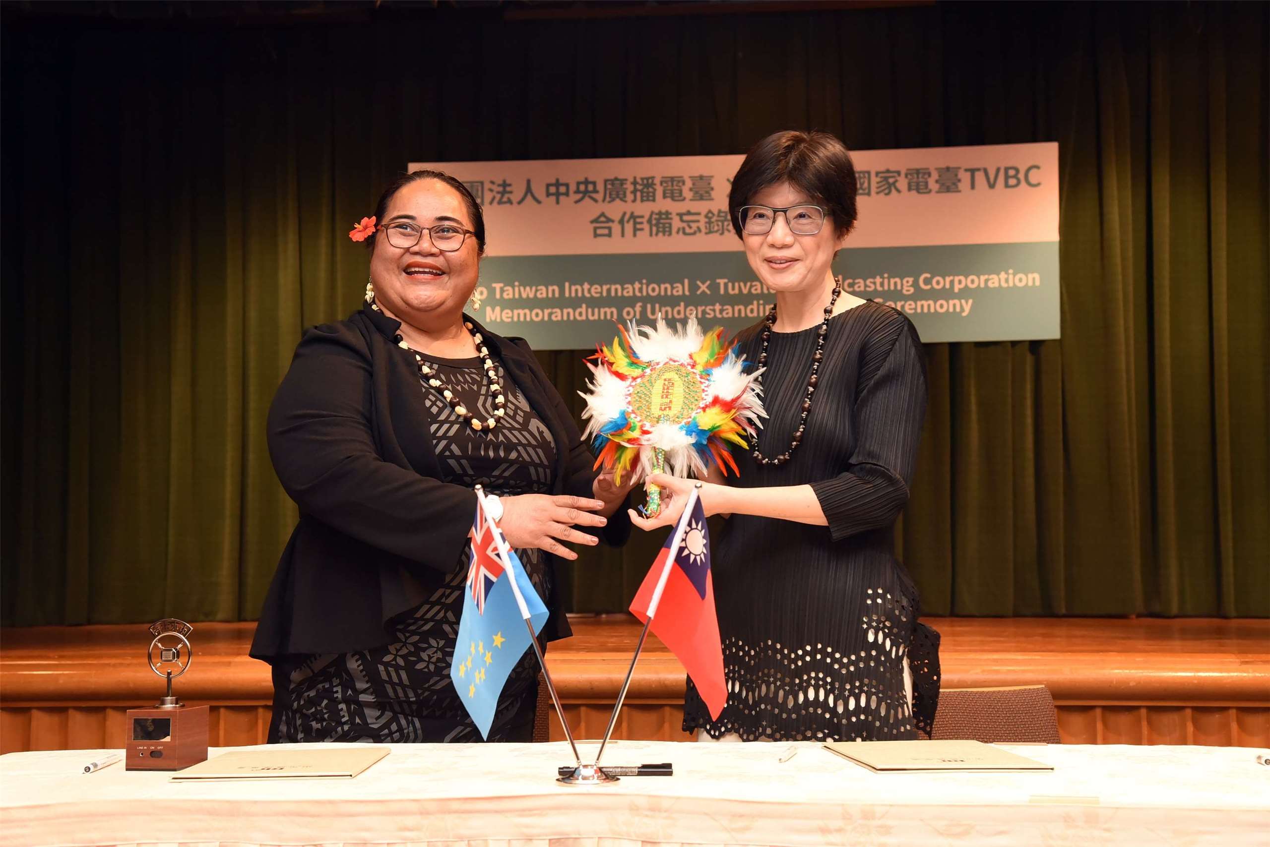 Lily Tangisia Faavae, embajadora de Tuvalu, y Cheryl Lai, presidenta de Rti (Foto: Rti)
