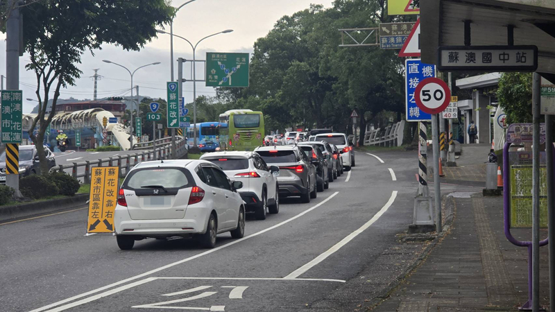 Grandes retenciones en las primeras horas del puente vacacional del Festival de Limpieza de Tumbas (Foto: CNA)