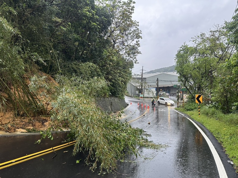 Las fuertes lluvias de la mitad norte de Taiwán han dejado numerosos incidentes durante el puente del Festival de Limpieza de Tumbas (Foto: CNA)