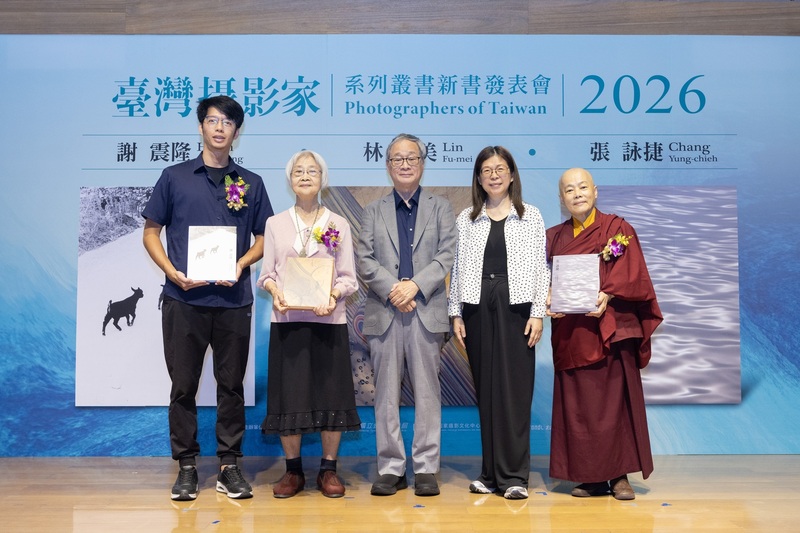 El ministro de Cultura, Li Yuan (李遠, centro), junto a los fotógrafoa reconocidas Lin Fu-mei (林芙美, segunda desde la izqda.), Chang Yung-chieh (張詠捷, primera desde la dcha.) y el nieto de Hsieh Chen-lung (謝震隆, primero desde la izqda.). (Foto: CNA)