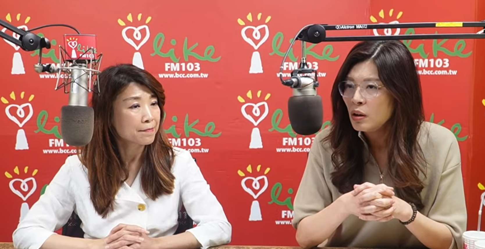 Cheng Li-wun (dcha) durante una entrevista radiofónica en la que ha explicado su gira por EEUU (Foto: canal de YouTube de i like radio)
