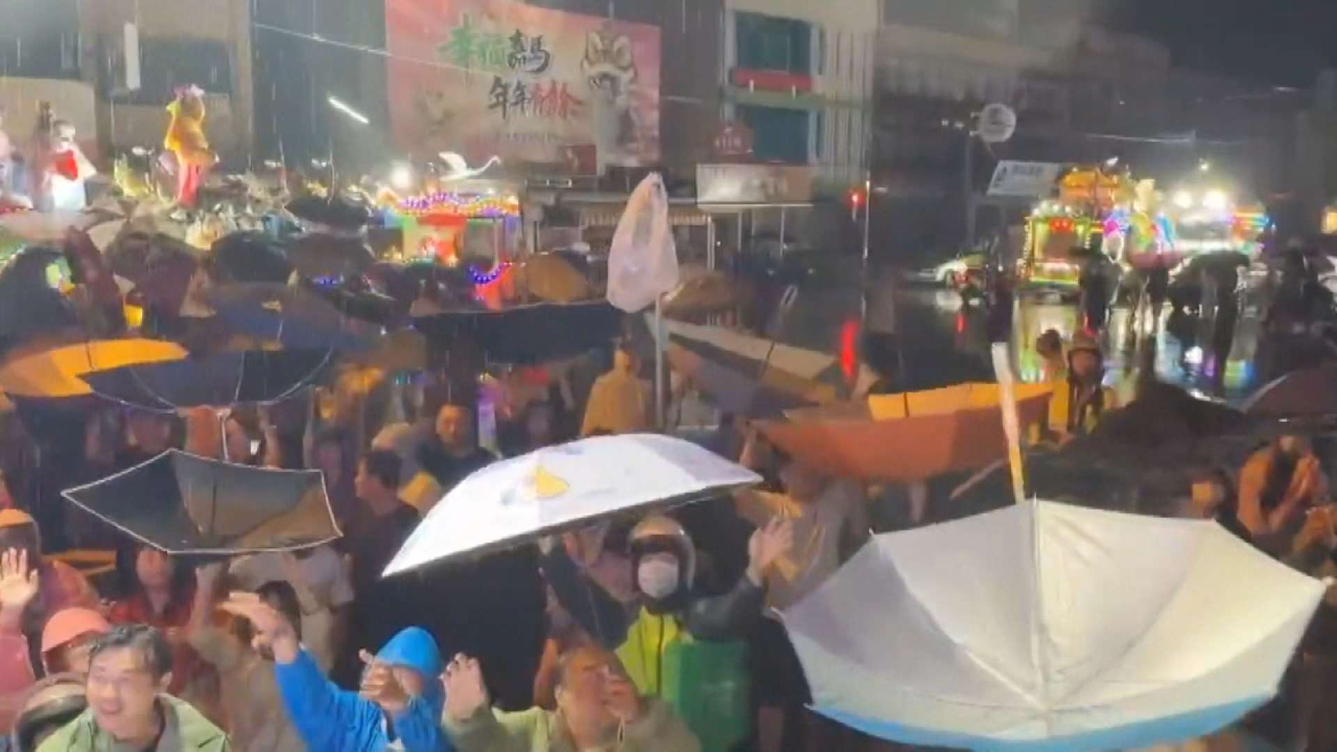 Lluvia de huevas de mújol y fieles intentando recoger el máximo con sus paraguas abiertos (Foto: captura de vídeo)