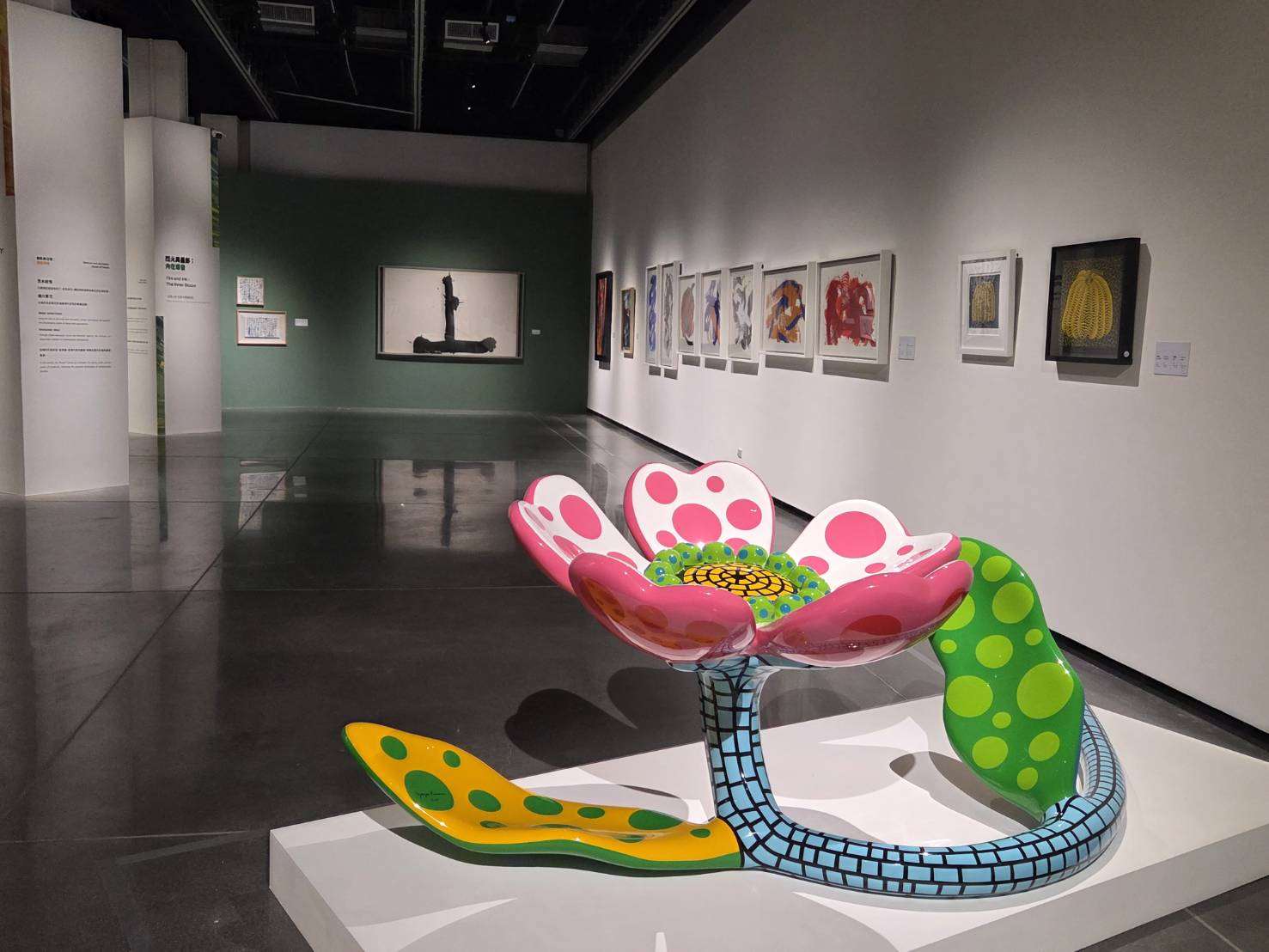 La exposición "Cuando las flores florecen: Exposición de Arte Contemporáneo Japonés" en el nuevo Museo de Arte del Condado de Pingtung. (Foto: Rti) 