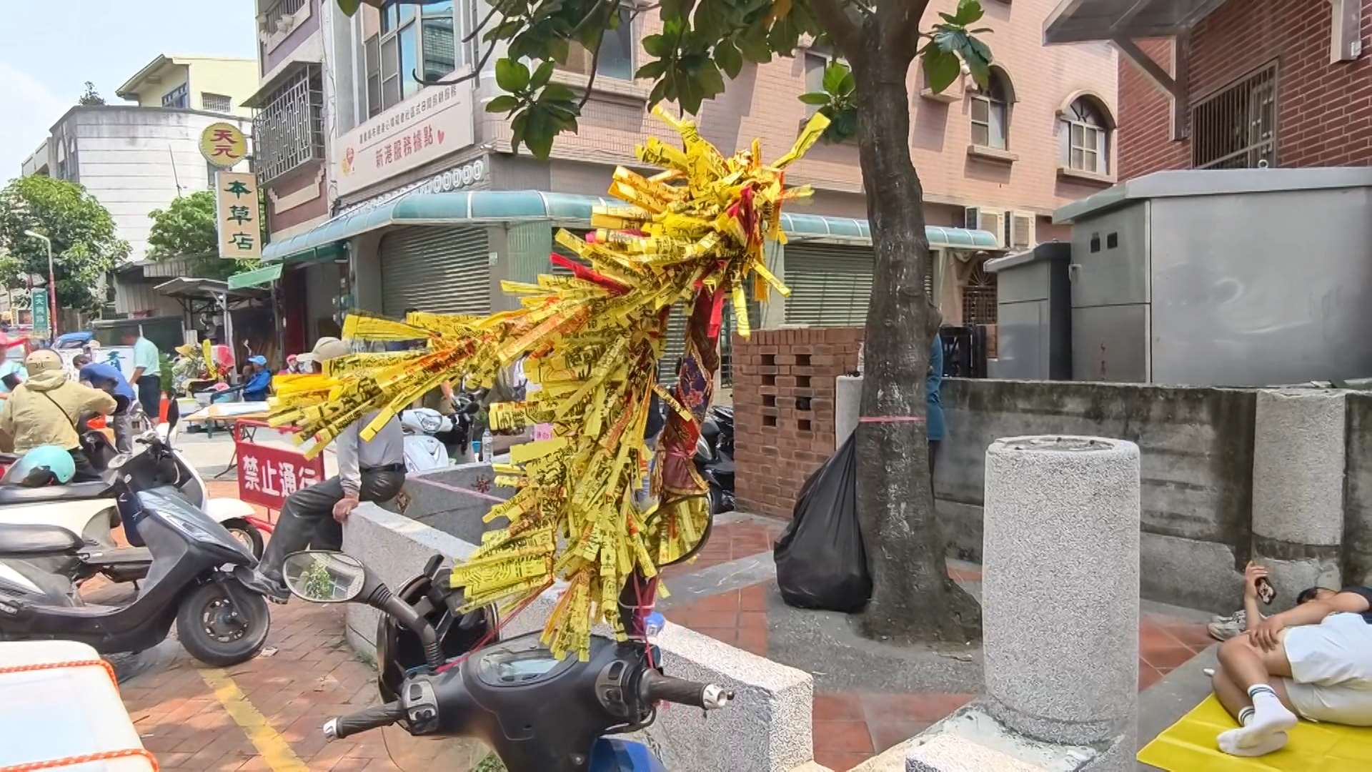 Talismanes atados a motocicletas en Dajia (Foto: captura de vídeo)