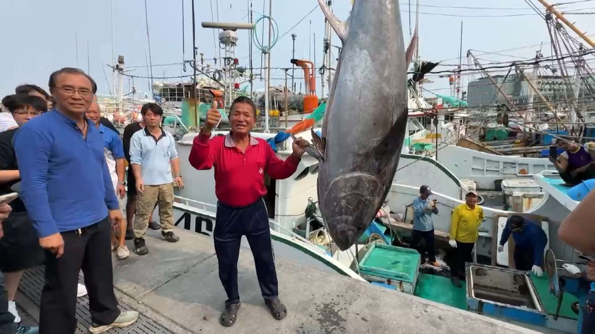 El primer atún de Pingtung con su orgulloso pescador (Foto: captura de vídeo)
