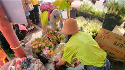 Peregrinos depositan flores en el templo Gongtian en el último día de la llegada de Mazu de Baishatun (Foto: captura de vídeo)