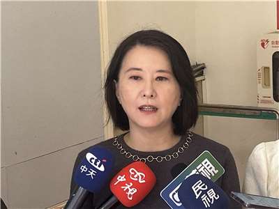 Wang Hung-wei, legisladora del KMT, defiende el viaje de Cheng Li-wun al continente así como las medidas beneficiosas de Pekín (Foto: Rti)