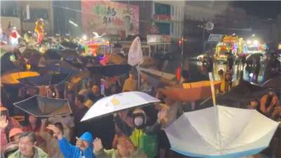 Lluvia de huevas de mújol y fieles intentando recoger el máximo con sus paraguas abiertos (Foto: captura de vídeo)
