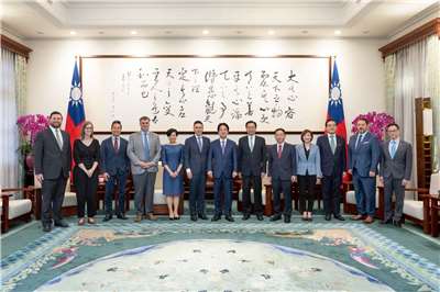 Lai Ching-te con los miembros del Instituto Global de Taiwán (Foto: Oficina Presidencial)