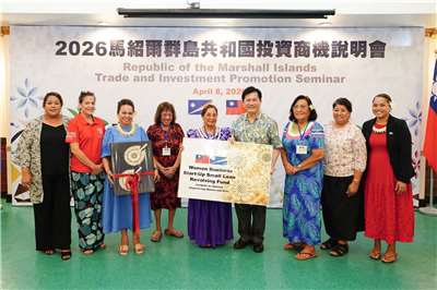 Lin Chia-lung en Islas Marshall promoviendo el empoderamiento femenino  (Foto: Facebook de Lin Chia-lung )