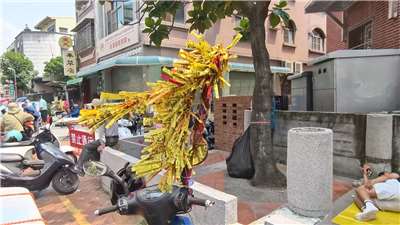 Talismanes atados a motocicletas en Dajia (Foto: captura de vídeo)