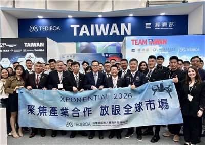 La Alianza de Oportunidades Comerciales de Drones de Excelencia de Taiwán (TEDIBOA) lidera a 20 proveedores de la cadena de suministro y a una delegación de casi 80 personas en una foto grupal durante su participación en la feria XPONENTIAL Europe 2026 (Exposición de la Cadena Industrial de Vehículos no Tripulados y Sistemas Autónomos por Aire, Tierra y Mar) en Alemania. (Foto: Oficina de Representación de Taiwán en Alemania).
