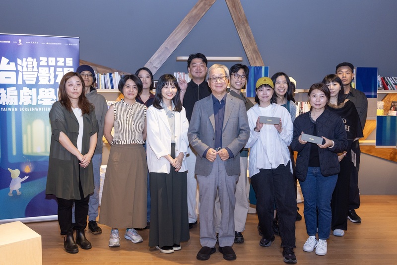 El ministro de Cultura Li Yuan (李遠, centro) brindó sabios consejos en la ceremonia de cierre de la «Academia taiwanesa de guionistas audiovisuales» un programa formativo que tuvo lugar entre enero y abril. (Foto: CNA)