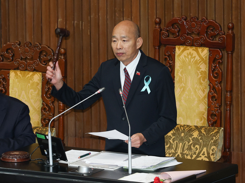 Han Kuo-yu, presidente del Yuan Legislativo, anuncia la aprobación de la Ley Especial de Defensa (Foto: CNA)