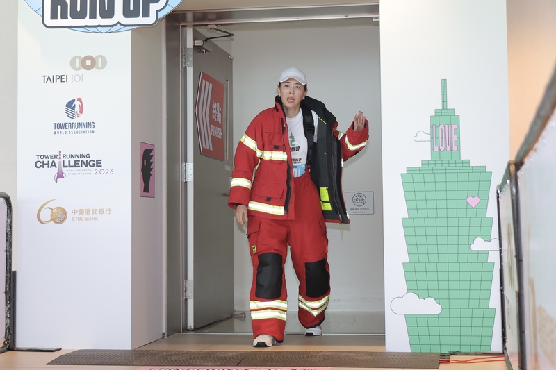La presidenta del directorio del Taipéi 101, Janet Chia (賈永婕), participó en el «Taipei 101 Run Up» vistiendo un traje de bomberos de 7kgs. (Foto: CNA)
