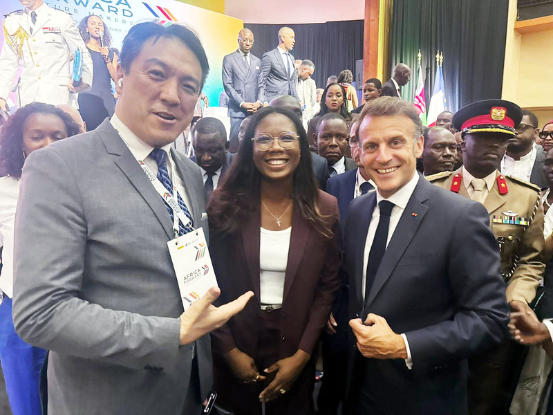 En la imagen aparecen el presidente francés Emmanuel Macron (derecha), el responsable de IA y computación cuántica de la oficina del presidente de Foxconn, Chao Yuan-han (izquierda), y la fundadora y consejera delegada de Kate Kallot (centro). (Foto: CNA)
