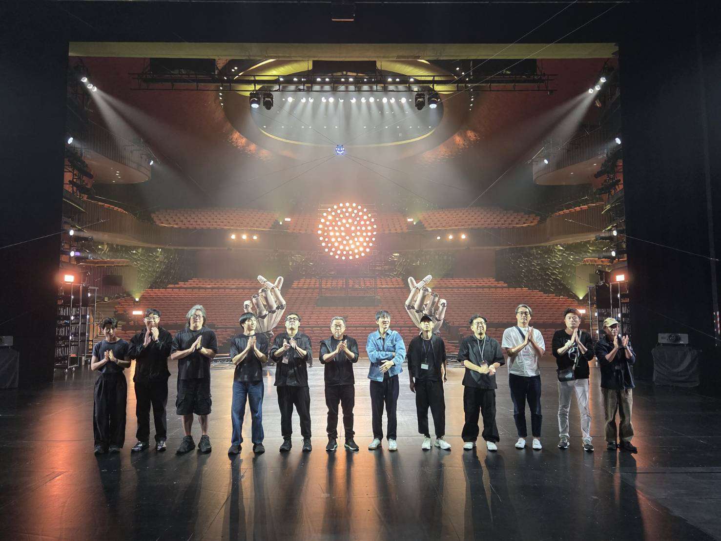 Un grupo de artistas que se expresan a través de maquinarias. (Foto: Rti)