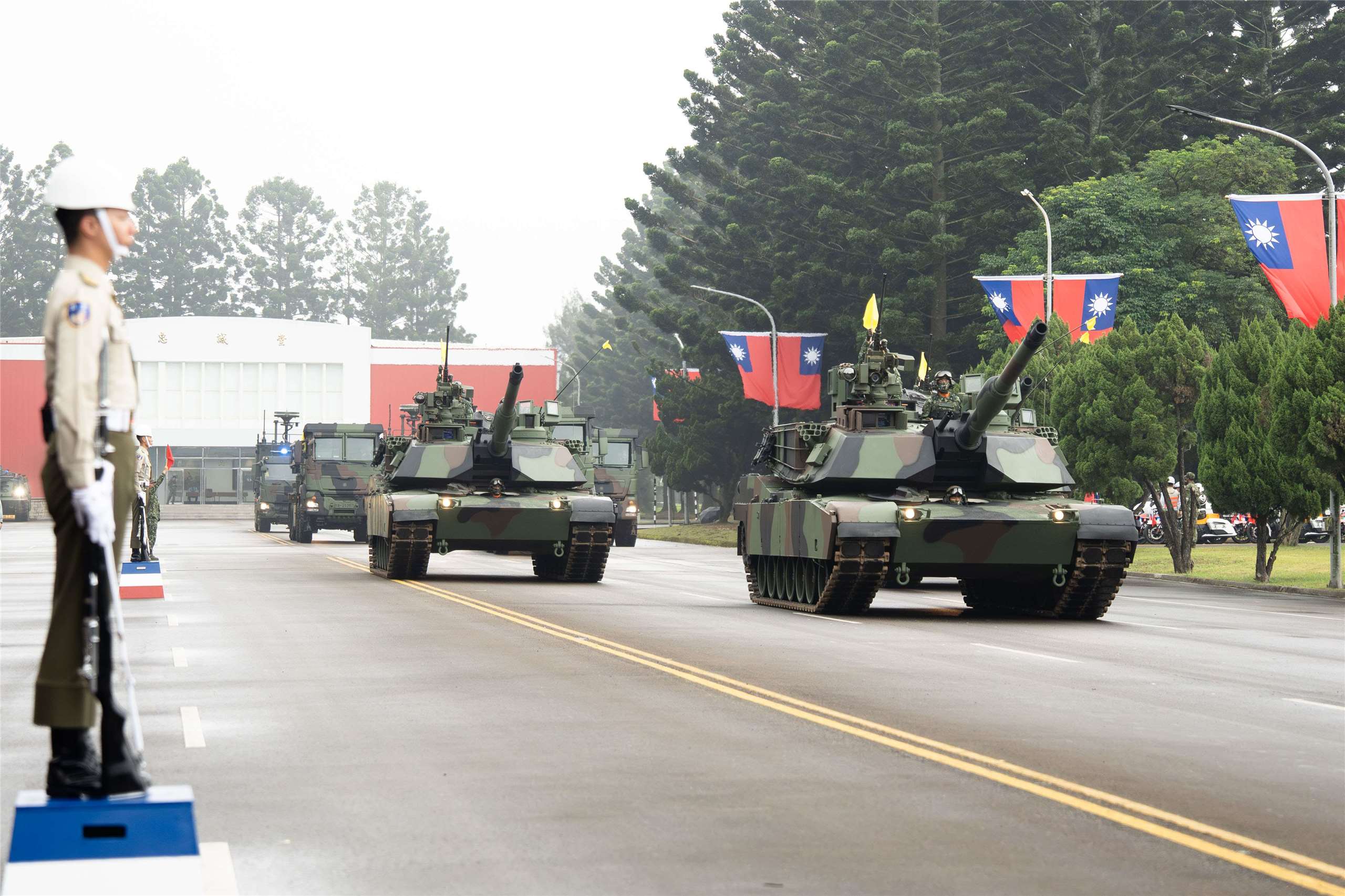 Tanques del Ejército de Tierra desfilando por el 80 aniversario (Foto: Rti)
