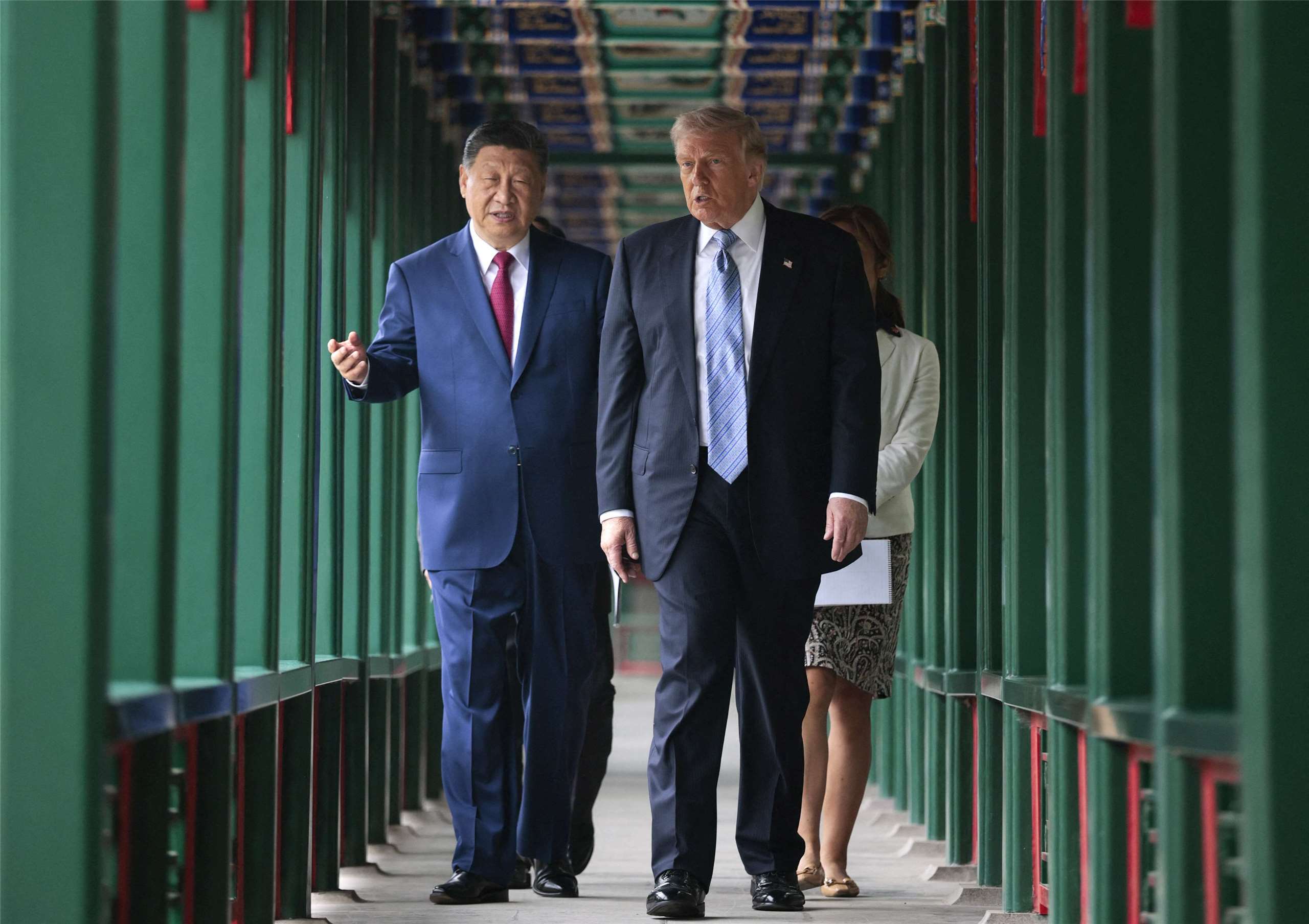 Xi Jinping muestra a Donald Trump los jardines de Zhongnanhai, sede de la presidencia de China continental (Foto: AFP)