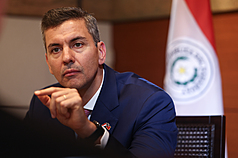 Santiago Peña, presidente de Paraguay, durante su entrevista con CNA en Taipéi (Foto: CNA)