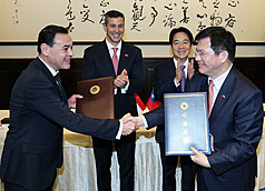 El presidente paraguayo, Santiago Peña (detrás, izqda.) junto al presidente taiwanés, Lai Ching-te (detrás, dcha.) fueron testigos de la firma de tres acuerdos de cooperación bilateral. El canciller de Paraguay, Rubén Ramírez (delante, izqda.) estrecha la mano de su homólogo taiwanés, Lin Chia-lung (delante, dcha.), tras la firma de uno de tales acuerdos. (Foto: CNA)