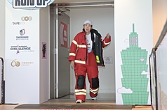 La presidenta del directorio del Taipéi 101, Janet Chia (賈永婕), participó en el «Taipei 101 Run Up» vistiendo un traje de bomberos de 7kgs. (Foto: CNA)