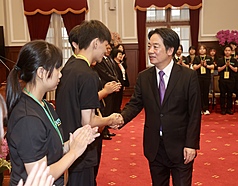 Lai Ching-te saluda a jóvenes premiados por su voluntariado juvenil (Foto: CNA)