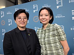 Autora y traductora de "Taiwan Travelogue" Yang Shuang-zi y Lin King posan tras conocer el fallo que las acredita como ganadoras del Premio Booker Internacional (Foto: CNA)