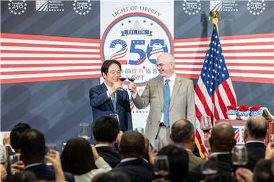 Lai Ching-te brinda por el 250 aniversario de EEUU junto al director del AIT de Taipéi, Raymond F. Greene (Foto: Facebook de Lai Ching-te)