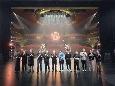 Un grupo de artistas que se expresan a través de maquinarias. (Foto: Rti)