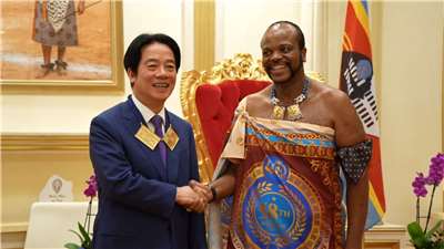 Lai Ching-te saluda al rey de Esuatini, Mswati III, durante su visita al país africano (Foto: captura de vídeo)