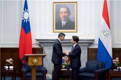 Santiago Peña saluda a Lai Ching-te en la Oficina Presidencial de Taipéi (Foto: Oficina Presidencial)