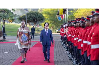 Lai Ching-te pasa revista a la guardia del rey de Esuatini, Mswati III (Foto: Oficina Presidencial)