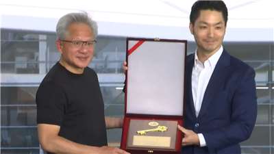 Chiang Wan-an (dcha) entrega la llave de la ciudad de Taipéi al CEO de NVIDIA, Jensen Huang (Foto: captura de vídeo)