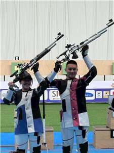 Chen You-an (陳宥安, dcha.) y Tsai Chieh-ying (蔡婕穎) se llevaron la medalla de plata en la prueba mixta de rifle de aire a 10 metros de la Copa del Mundo Juvenil de la Federación Internacional de Tiro Deportivo, celebrada en El Cairo. (Foto: Facebook de la Federación de Tiro Deportivo de Taiwán)