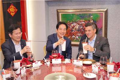 Santiago Peña con Lin Chia-lung (izda.) y Lai Ching-te (centro) se despidió ayer de Taiwán (Foto: Oficina Presidencial)