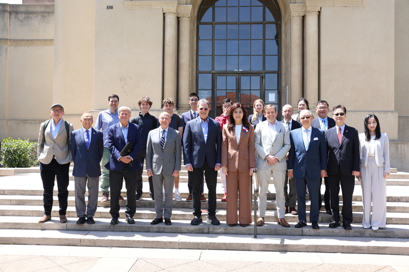 Cheng Li-wun y su delegación posan con académicos del Instituto Hoover, Universidad de Stanford (Foto: CNA)