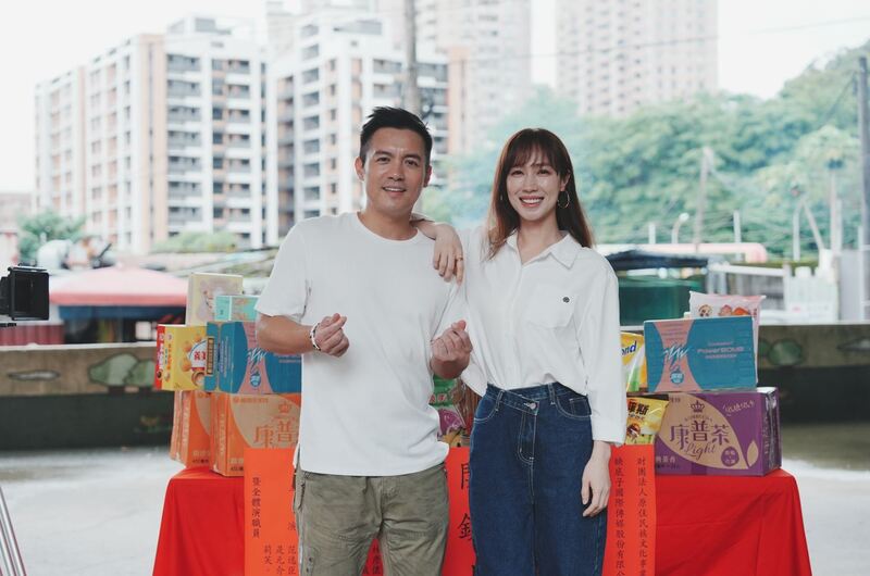 A la izquierda, el cantante taiwanés Van Fan (范逸臣). (Foto: CNA)